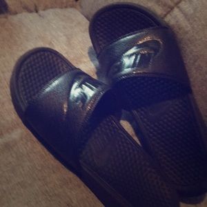 NIKE SLIDES